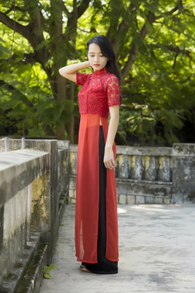 红色镂空蕾丝裙美女图片